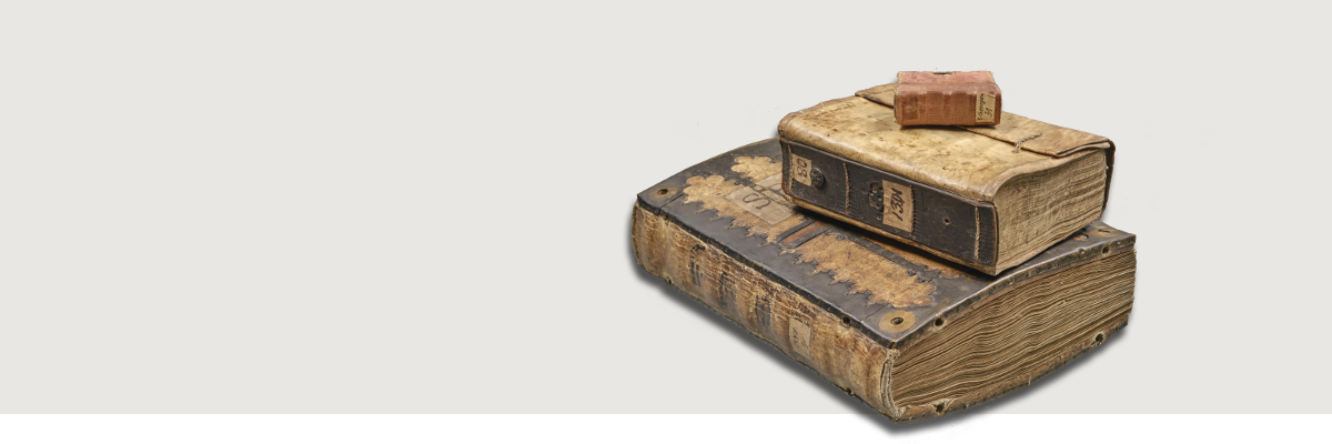 Header-Grafik mit drei aufeinander gelegten mittelalterlichen Handschriften in je unterschiedlichem Format